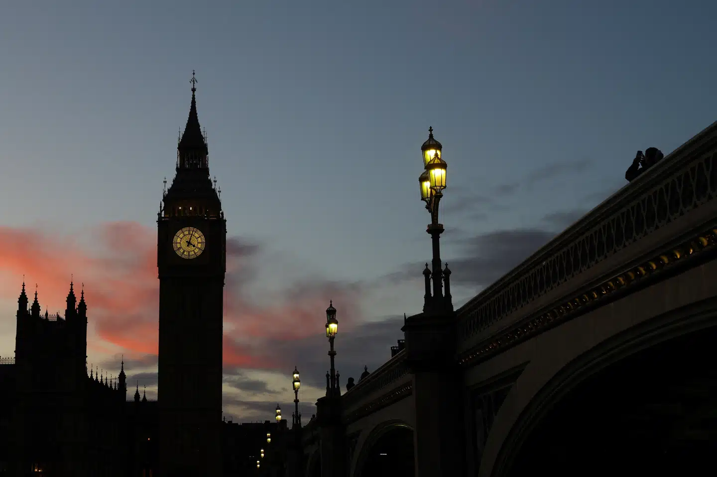 Big Ben bliver filmet ved midnat ved midnat, hvor det berømte klokketårn for 100. gang slår årsskiftet ind.