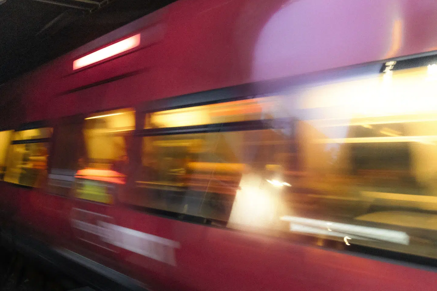 Flere var vidner, da en kvinde fredag eftermiddag blev skubbet ud foran et S-tog, som var ved at køre ind på Nørreport Station i København. (Arkivfoto).