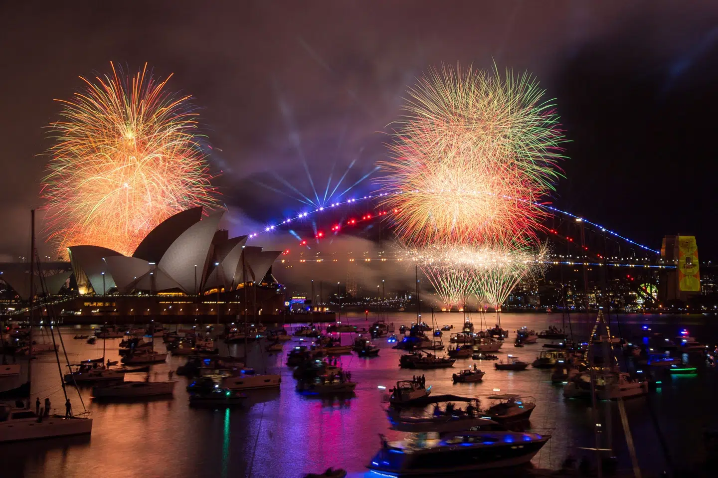 Sydney er én af de første storbyer, der er trådt ind i det nye år. Her ses fyrværkeriet ved Harbour Bridge og Operahuset med både der ligger for anker i forgrunden.