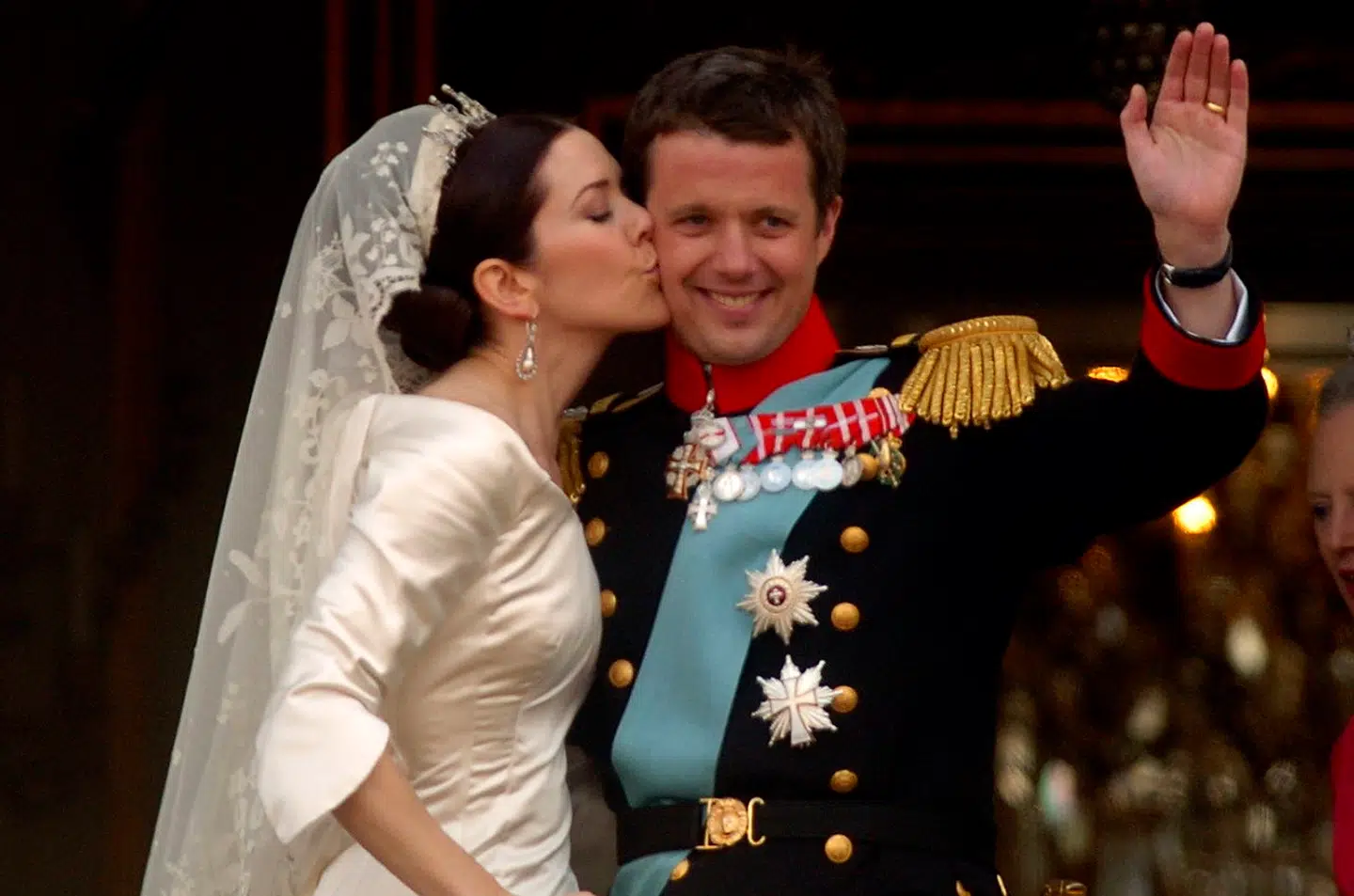 Kronprins Frederik kysser sin brud kronprinsesse Mary på balkonen på Amalienborg Slot fredag d. 14. maj 2004.