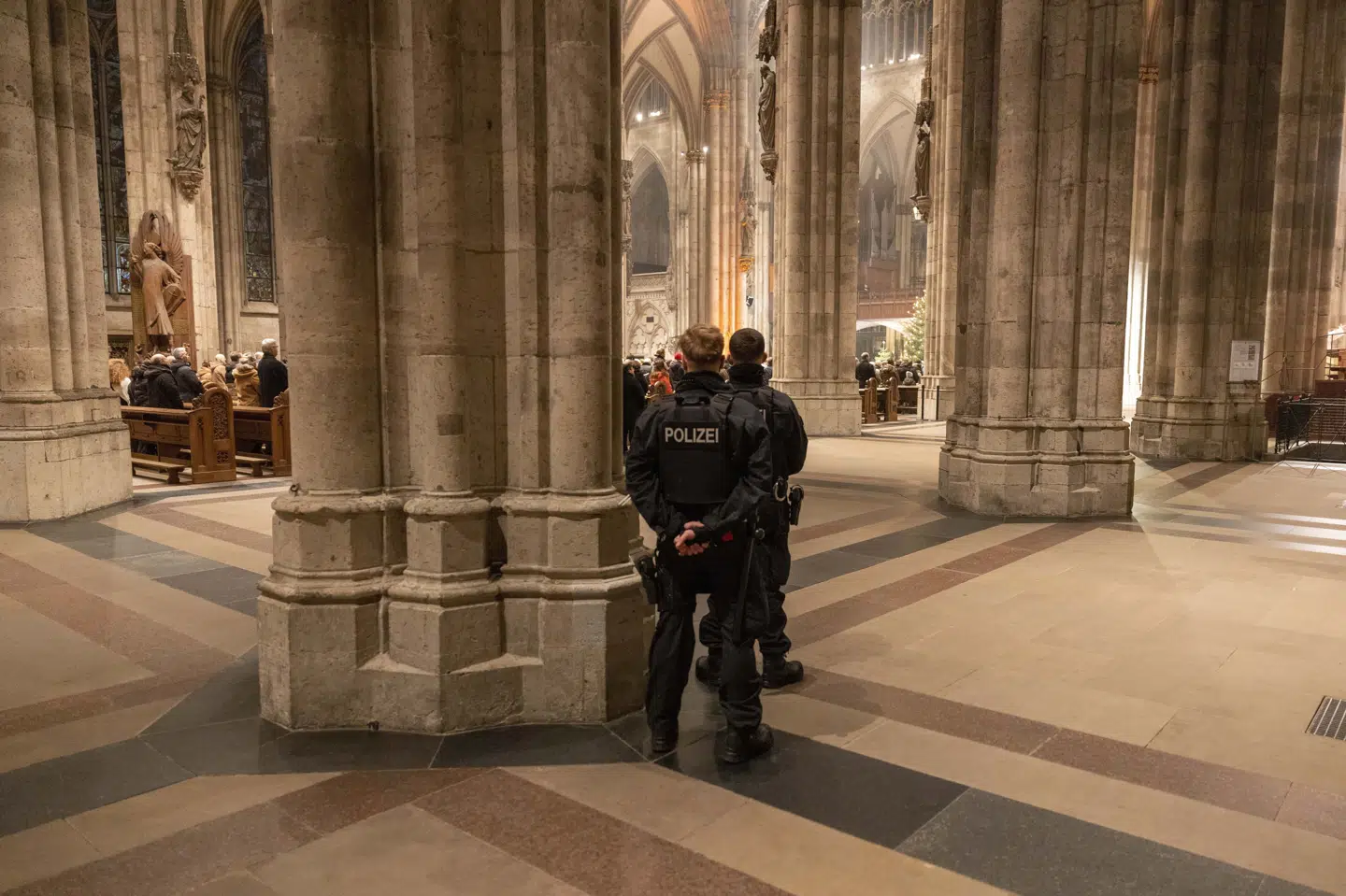 Politiet holder vagt nytårsaften ved katedralen i Köln.