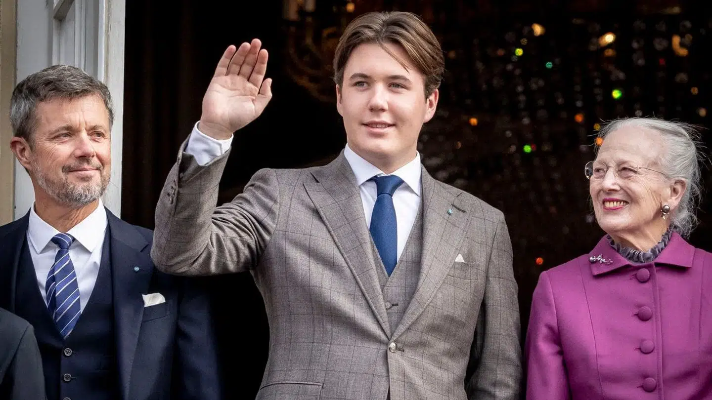 Kronprins Frederik, prins Christian og dronning Margrethe vil alle være til stede til mødet i Statsrådet på Christiansborg Slot. Efter Dronningen har underskrevet sin abdikation, vil Kronprinsen forlade mødet som konge, mens prins Christian forlader det som kronprins. Dronningen fortsætter med titel som dronning.