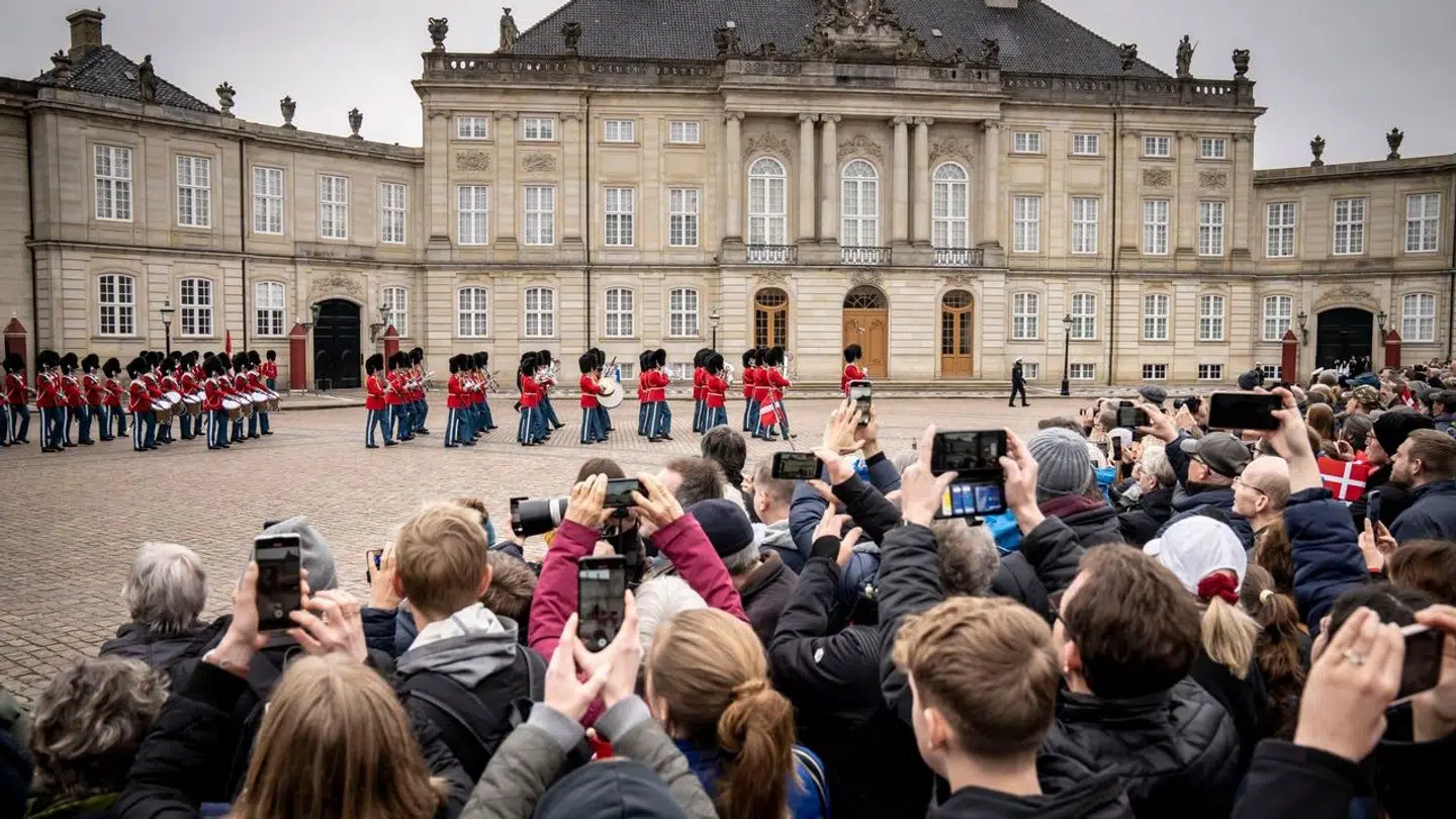 Dronning Margrethe vil efter alt at dømme fortsætte med at bo Christian IX"s Palæ på Amalienborg Slot. På billedet ses fejringen af Dronningens 83 års fødselsdag.