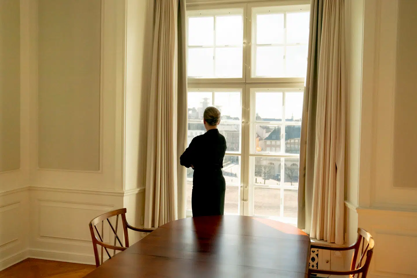 Statsminister Mette Frederiksen (S) bliver den første kvindelige statsminister, der formelt udråber en regent til regent. Mange spørgsmål om, hvordan det kommer til at forløbe, udestår stadig, men én ting er sikkert: Hun kan ikke bruge sin forgængers ord.