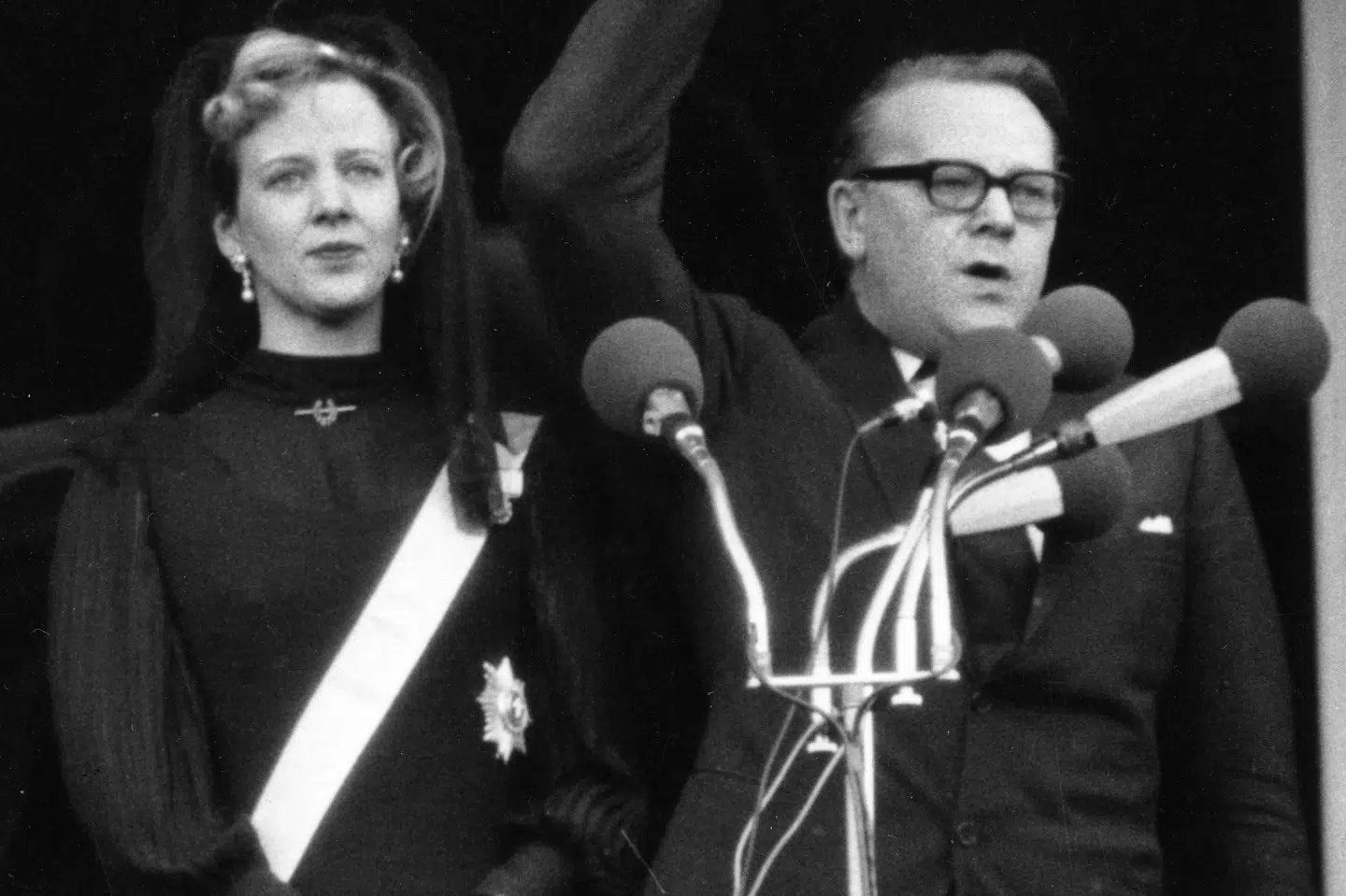 Dronningen har været regent i 52 år den 14. januar. Her udråbes hun af daværende statsminister Jens Otto Krag fra balkonen på Christiansborg Slot 14. januar 1972.