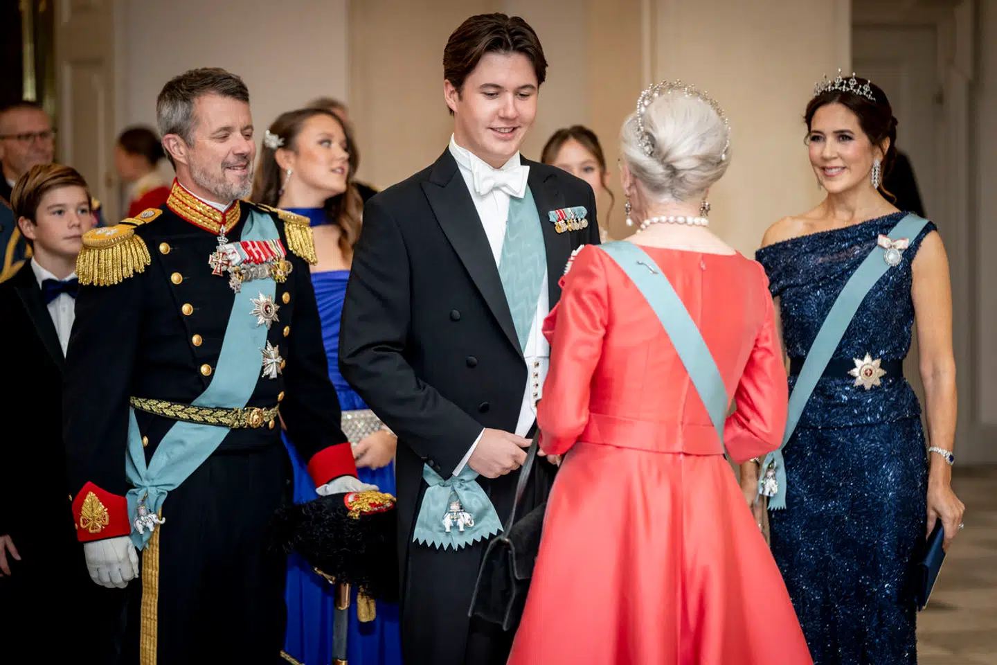 Kronprins Frederik, prins Christian og kronprinsesse Mary modtages af dronning Margrethe ved ankomst til prins Christians 18 års fødselsdag, som fejres med en gallamiddag på Christiansborg Slot i København, søndag den 15. oktober 2023.