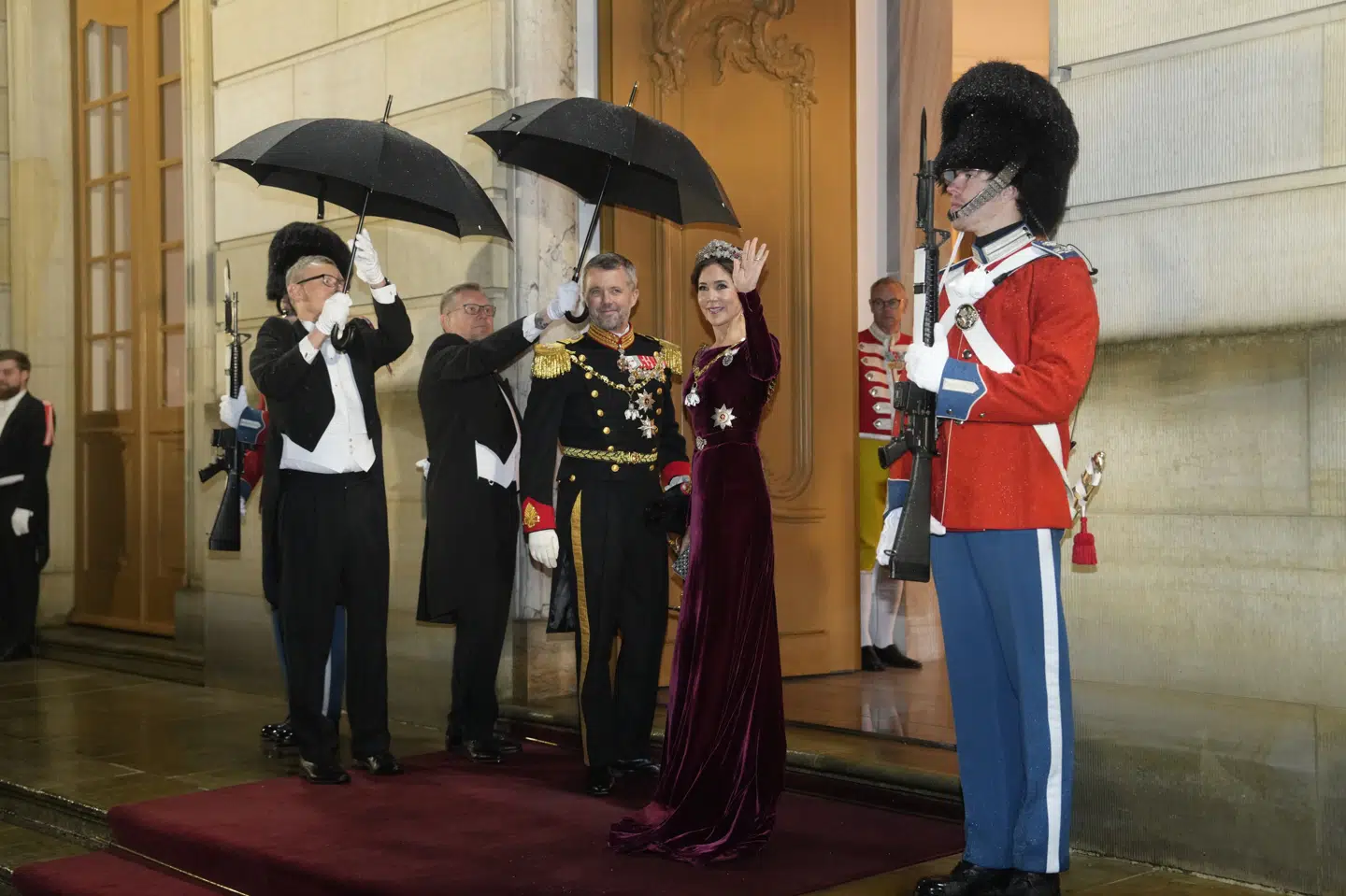 Kronprinsparret vinkede til de fremmødte foran Christian VII's Palæ på Amalienborg.