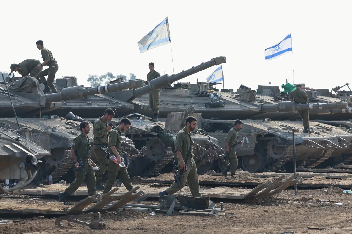 Israelske soldater ved nogle af de kampvogne, der holder tæt ved grænsen mellem Israel og Gaza, nytårsdag.