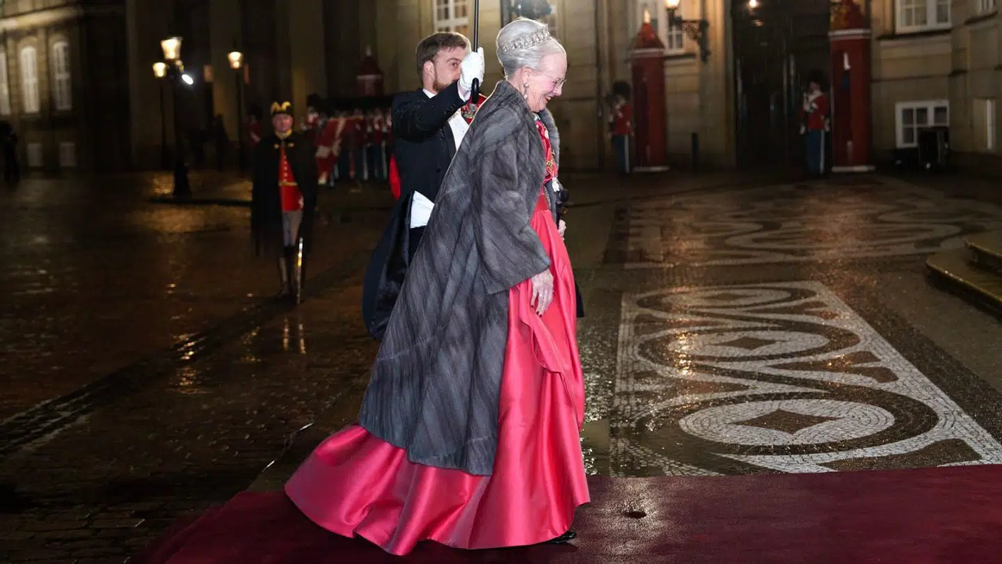 Dronning Margrethe ankom selvfølgelig sidst til nytårstaffel, og hun stoppede desværre ikke op til fotografering i regnen.
