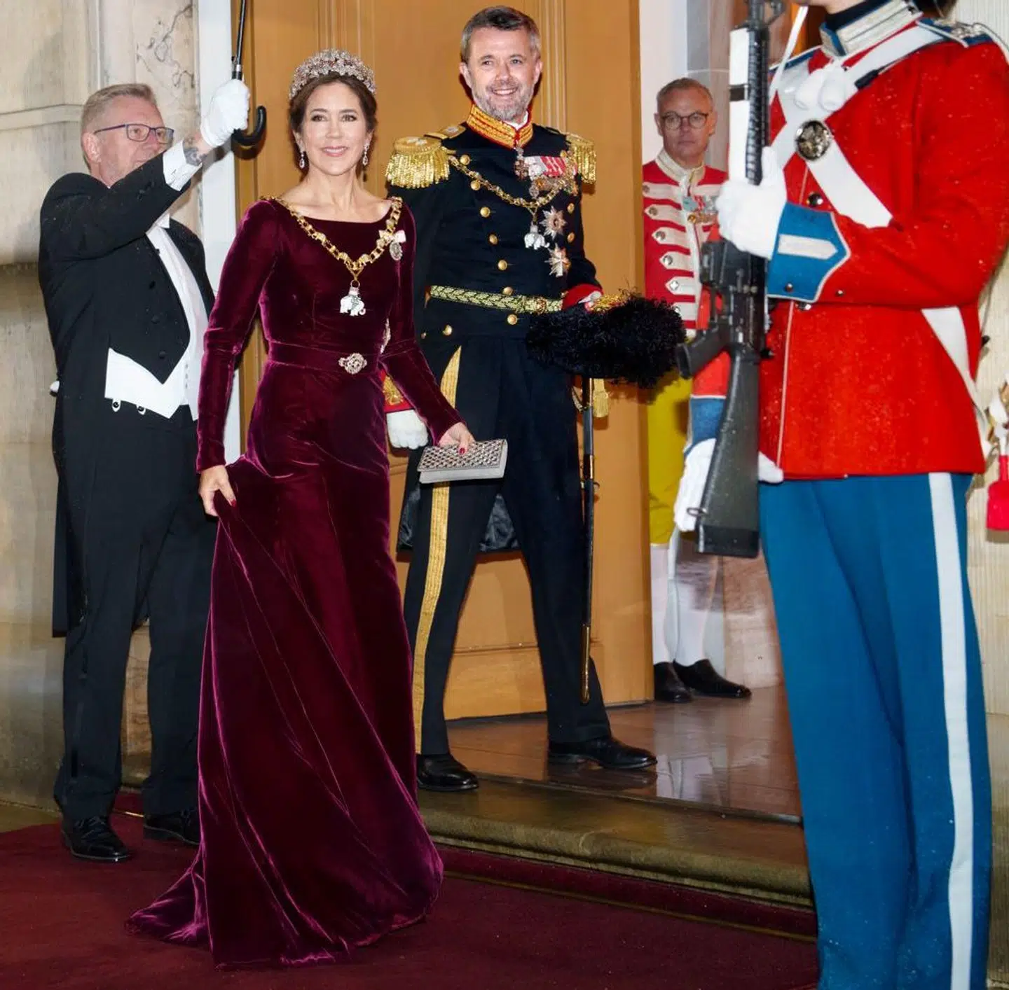 Det kommende kongepar, kronprinsesse Mary og kronprins Frederik ved ankomsten til årets nytårstaffel på Amalienborg.