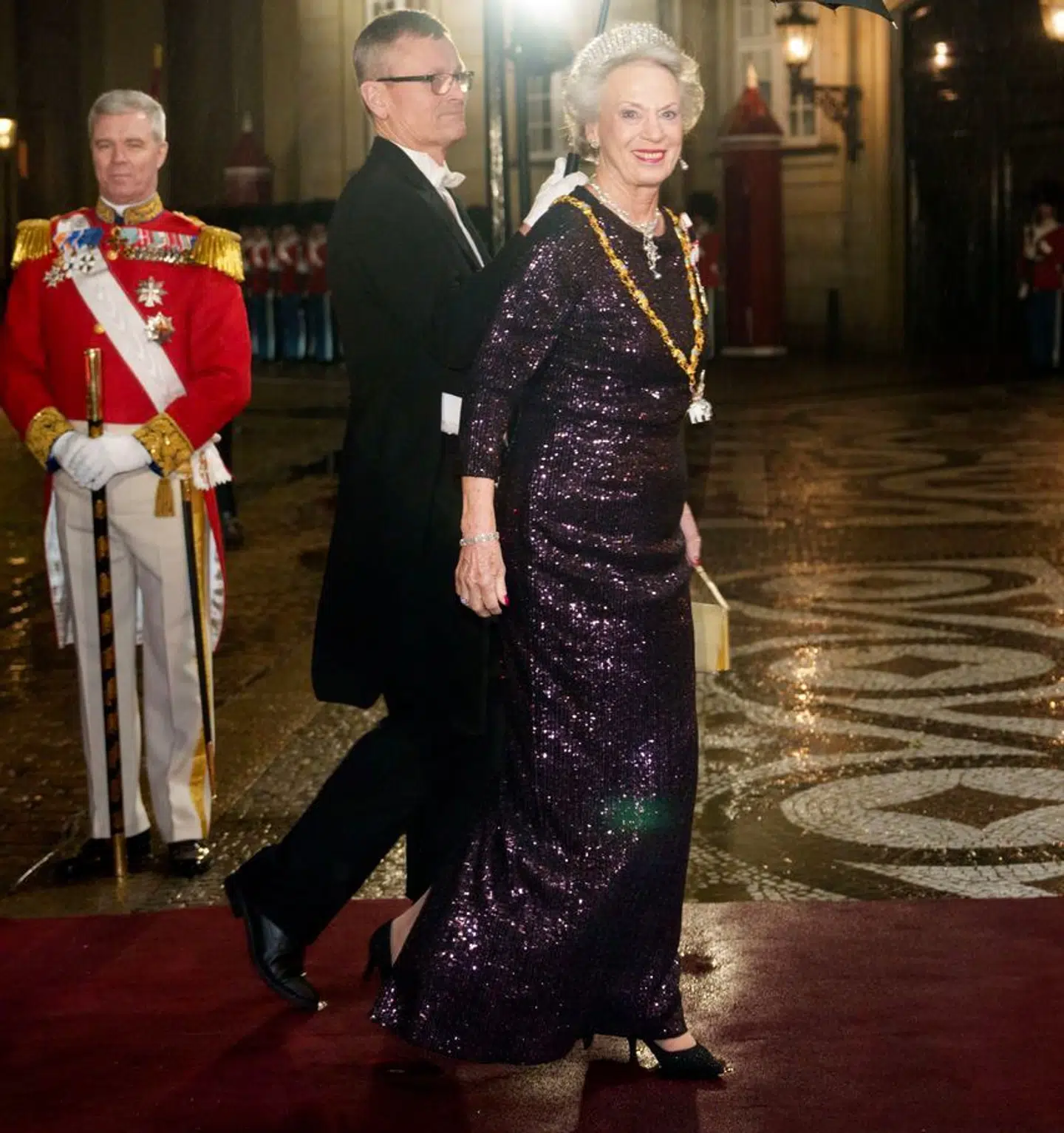 Prinsesse Benedikte får stor ros af kjoledesignerne for sit outfit til nytårstaflet.