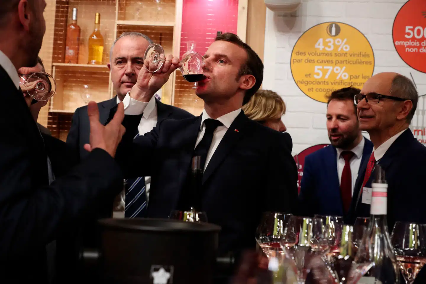 Emmanuel Macron, der her nyder et glas på den traditionelle landbrugsmesse i Paris, drikker vin hver dag. Hvis nogle franskmænd vil plage sig selv med sære, angelsaksiske ideer om at holde »hvid januar«, bliver det uden støtte fra præsidenten og hans regering.