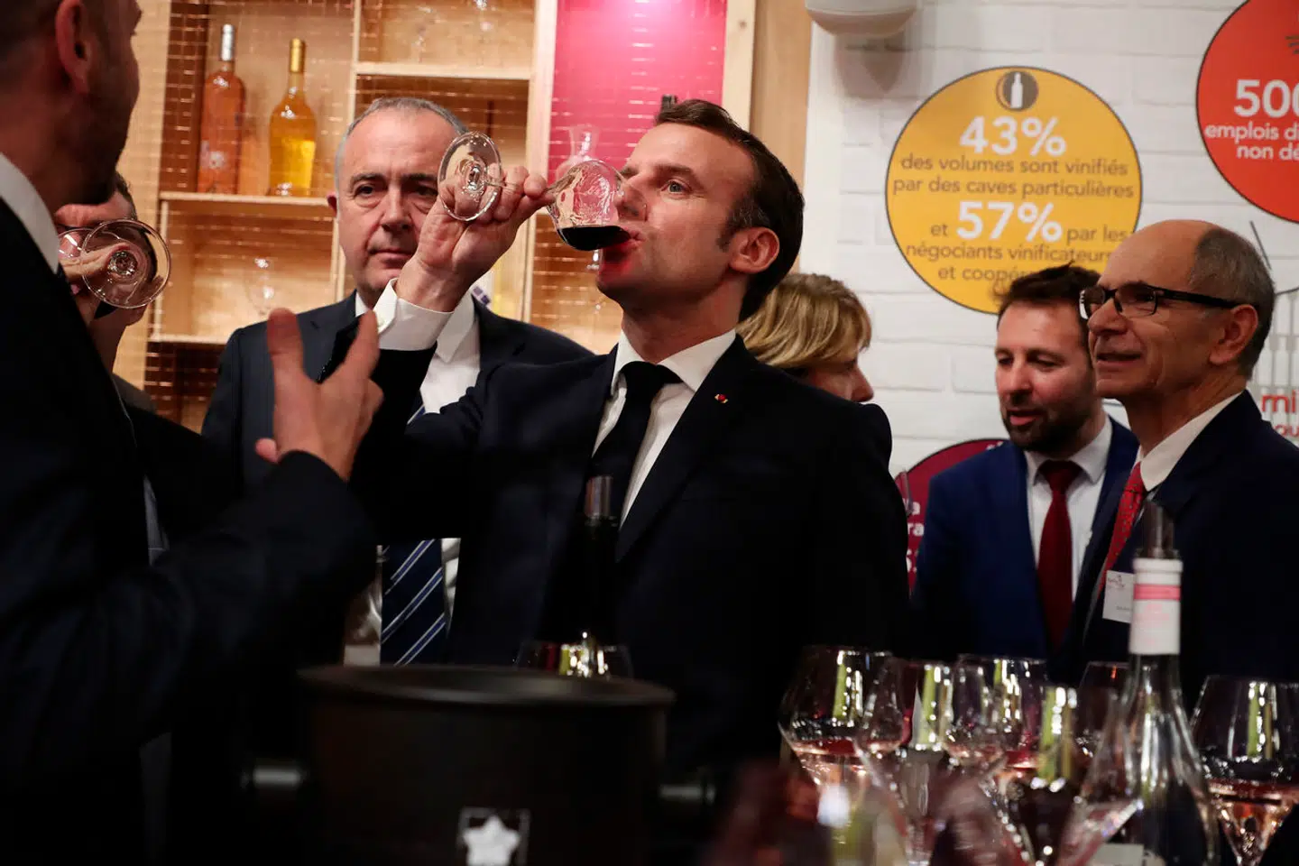 Emmanuel Macron, der her nyder et glas på den traditionelle landbrugsmesse i Paris, drikker vin hver dag. Hvis nogle franskmænd vil plage sig selv med sære, angelsaksiske ideer om at holde »hvid januar«, bliver det uden støtte fra præsidenten og hans regering.