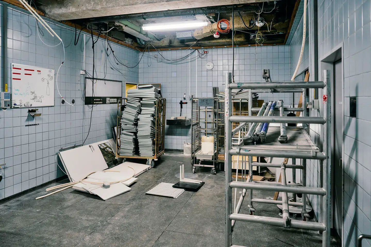 Der er hele tiden håndværkere i gang på Rigshospitalet. For hospitalets hovedbygninger, som stod færdige i 1970erne, og de dele, som ikke er blevet renoveret, begynder nu at forfalde. Derfor er det ofte regionens håndværkere, der opdager, at der er vækst af skimmelsvamp rundtom på hospitalet.