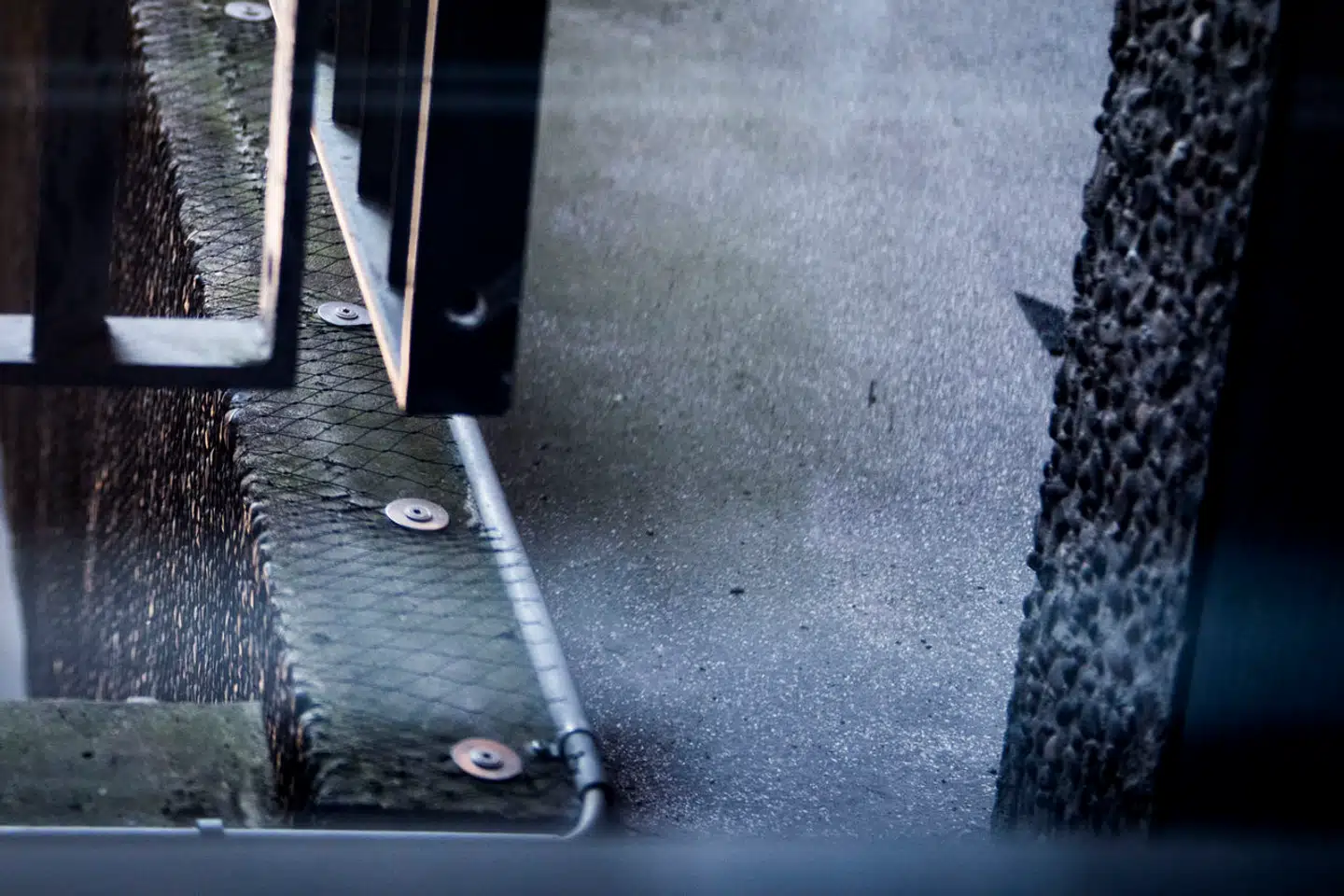 Tilstanden på flere af hovedstadens store hospitaler er meget ringe. Særligt slemt står det til på Rigshospitalet. På billedet her kan man se det net, som man har været nødt til at spænde ud over facaden på hospitalets højeste bygning, så dele af facaden ikke falder ned i hovedet på forbipasserende.