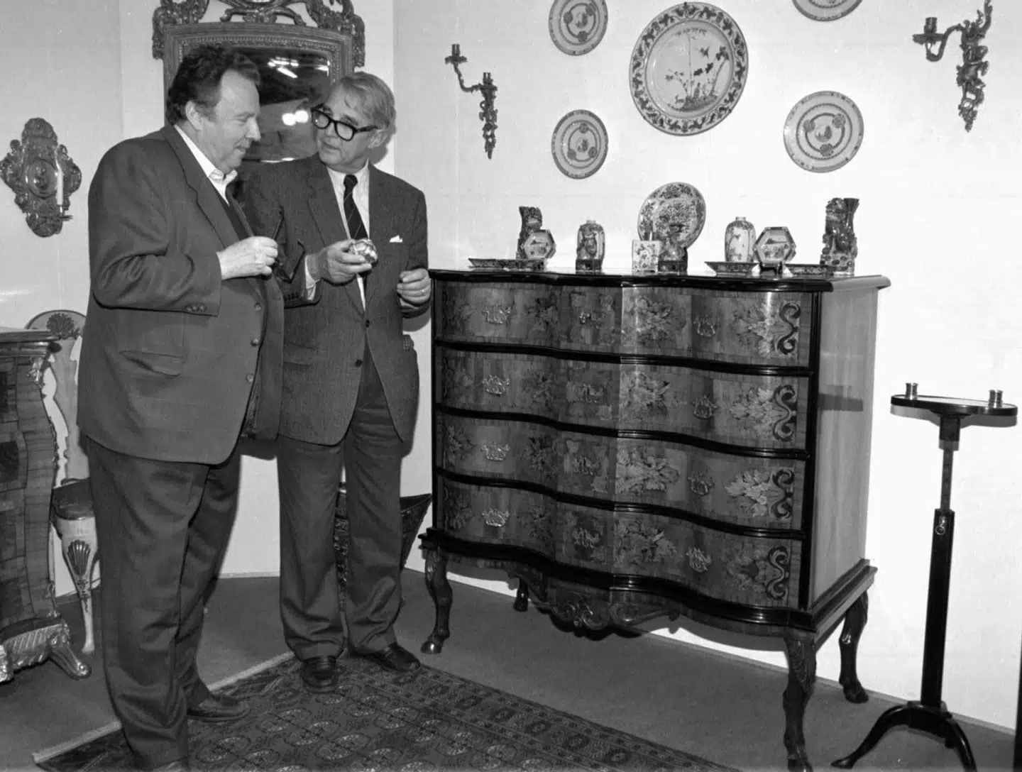 Otto Berg har siden 1973 drevet Skandinaviens ældste antikvitetsforretning. Otto Berg er tredje generation, men til maj trækker han stikket. Han ses her tv. på et foto fra 1995.