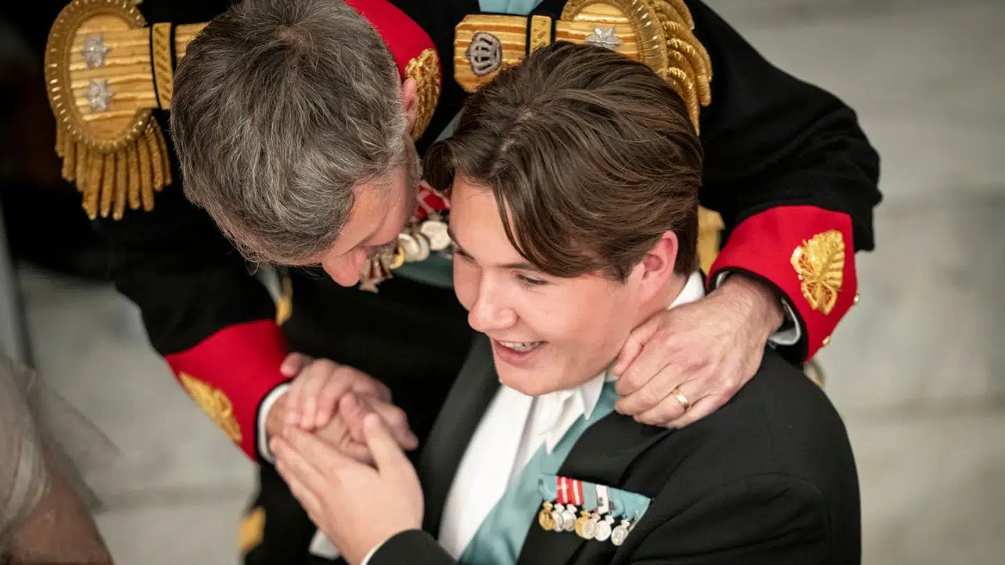 Kronprins Christian har allerede fået visse statslige opgaver, og de bliver betalt af den ydelse, som Kongen modtager. Han holdt i stor stil sin 18 års fødselsdag, som han her bliver krammet af sin far under.
