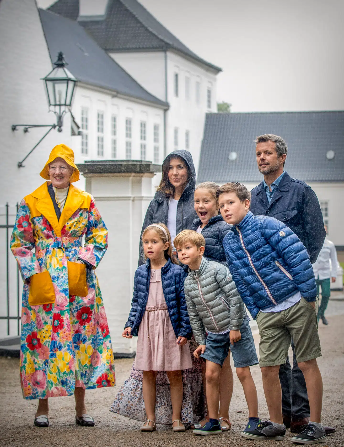 Dronningens absurde og morsomme regnfrakke er selve kærlighedsakten, skriver Christoffer Zieler. Her deltager dronning Margrethe sammen med Kronprinsparret og deres børn i Gråsten Ringridning i 2017. Foto: Patrick van Katwijk, Scanpix.