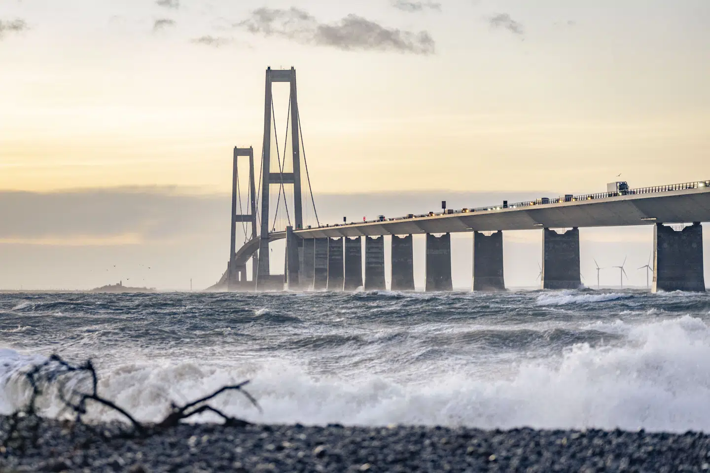 Under stormen Pia lukkede Storebæltsbroen på grund af kraftigt blæsevejr. På Storebæltsbroen advares der imod blæst, der kan påvirke kørslen, og passage med påhængskøretøjer under 750 kilo er lige nu forbudt. (Arkivfoto).