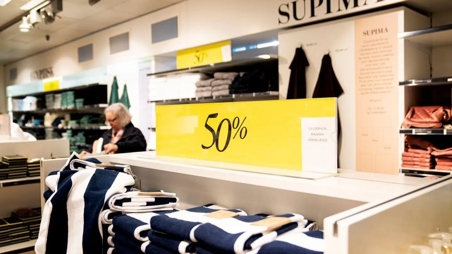 (Arkiv) Mange butikker forsøger her i sidste uge af februar at få solgt ud af varerne på tilbud under januarudsalget.