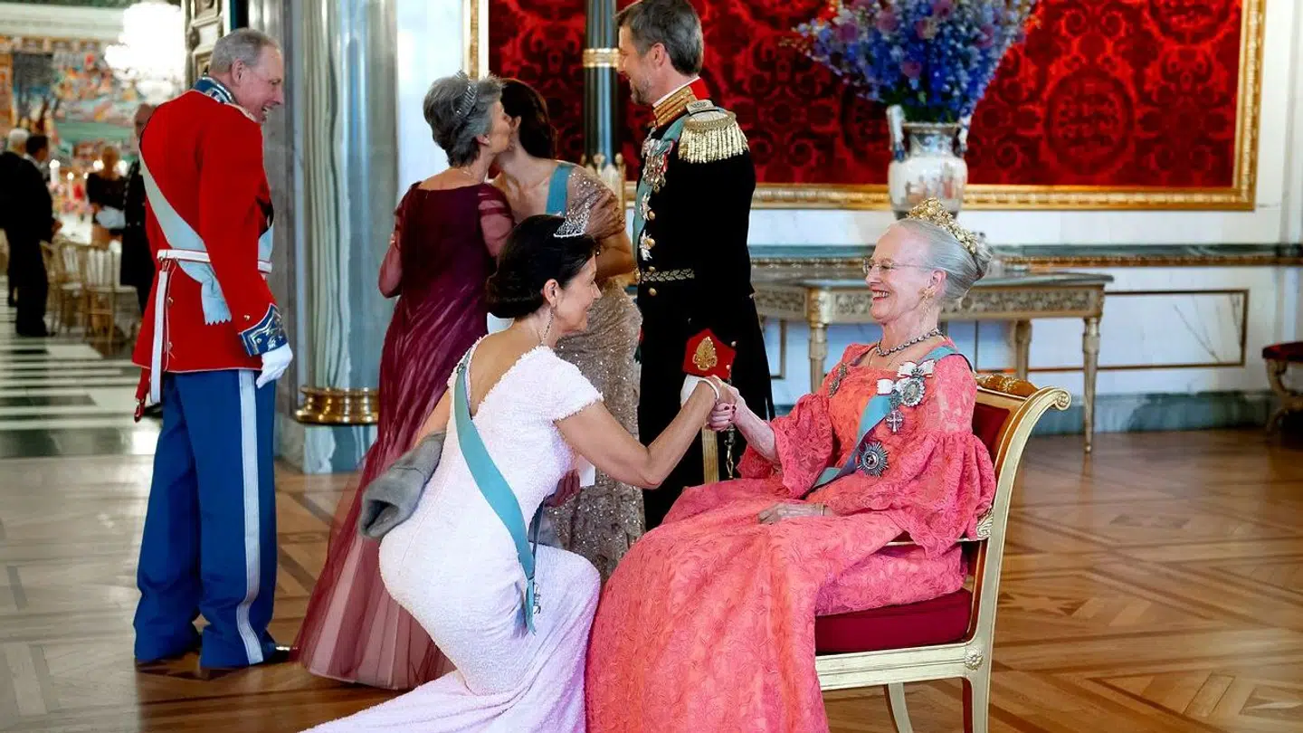 . Grevinde Alexandra hilser på Dronning Margrethe inden Gallataffelet på Christiansborg Slot, lørdag den 26. maj 2018. (Foto: Keld Navntoft/Scanpix)