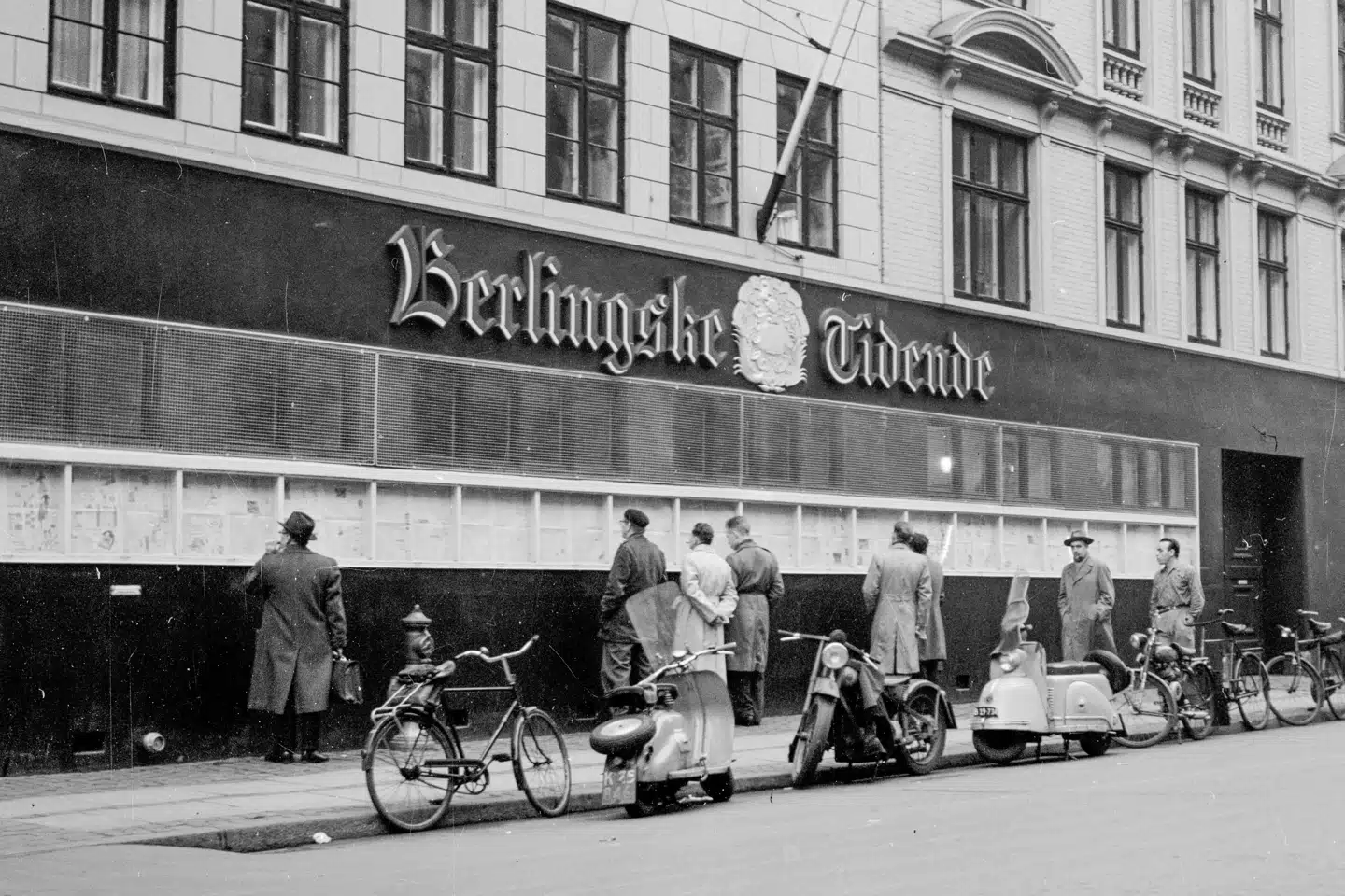 3. januar 2024 er Berlingske udkommet i 275 år. På billedet læser københavnerne dagens spalter foran Det Berlingske Hus. Ukendt dato.