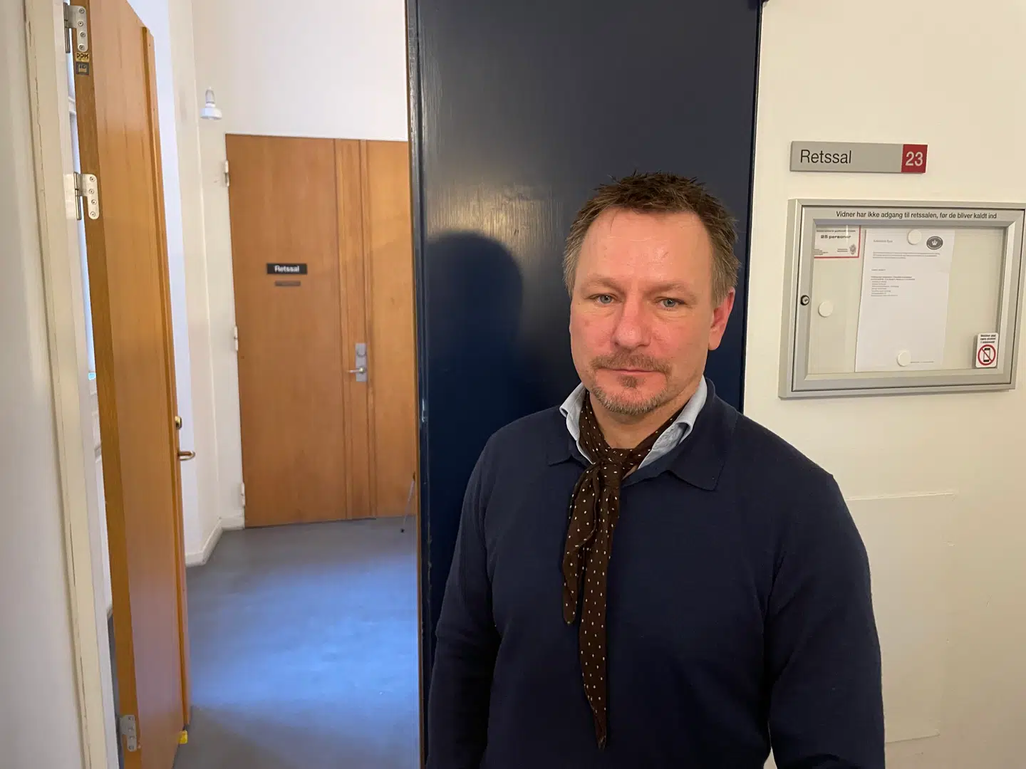 Jonas Preisler, søn af Ebbe og nu afdøde Mariann Preisler. Jonas Preisler blev ligesom pressen og resten af sin familie smidt ud af retssal 23 i Københavns Byret, mens Ebbe Preisler afgav sin forklaring bag lukkede døre.
