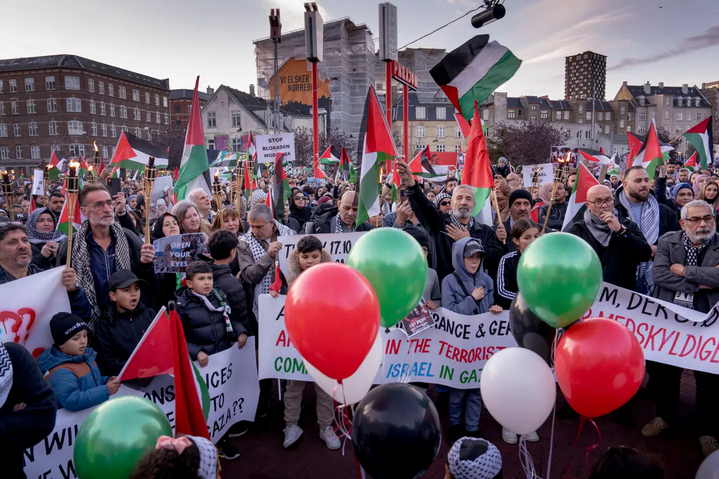En kortlægning udarbejkdet af Information viser, at en dansk organisation har støttet Hamas-skoler. Billedet viser en pro-palæstinensisk demonstration på Den Røde Plads i København.