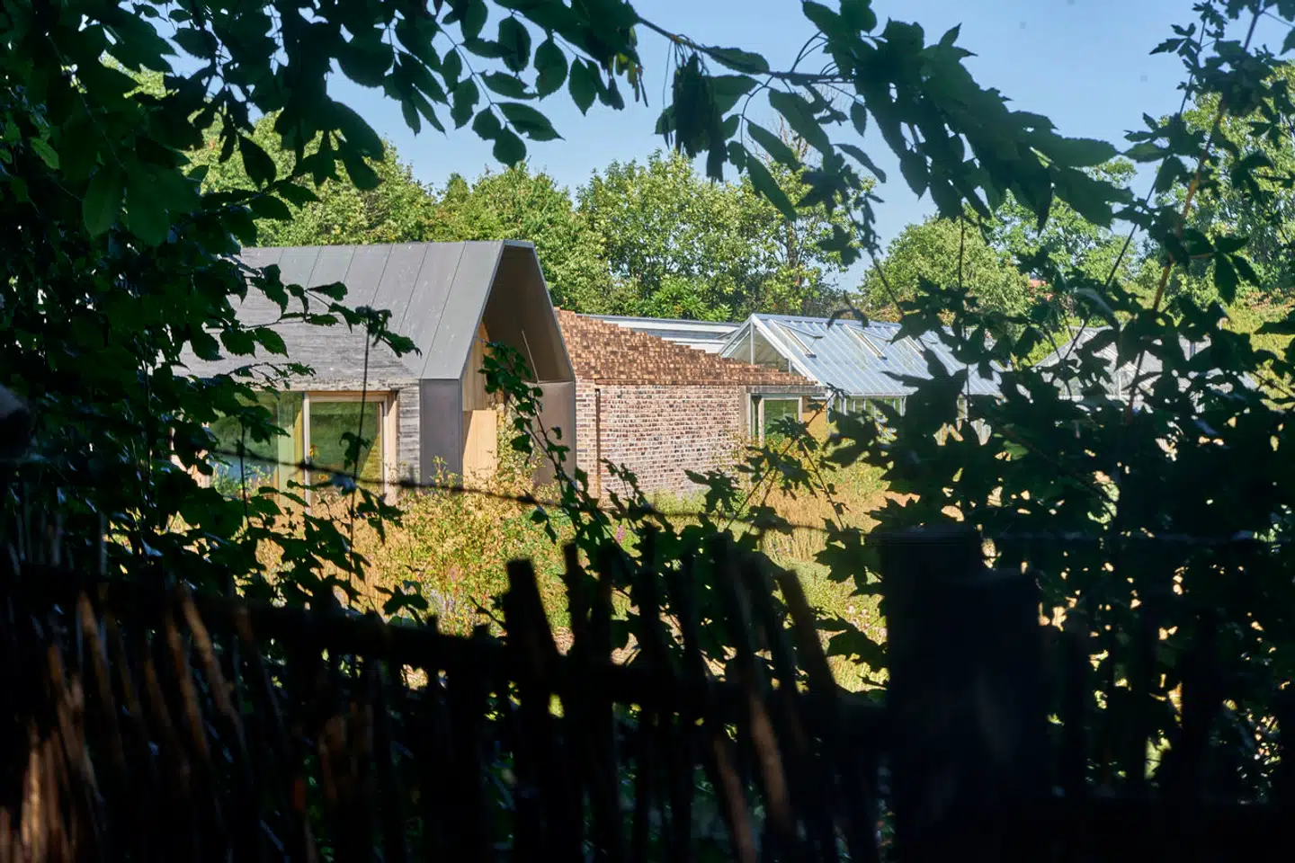 Bag pigtrådshegnet kan man ane Michelin-restauranten Noma, der er kendt for at være en af verdens bedste restauranter.