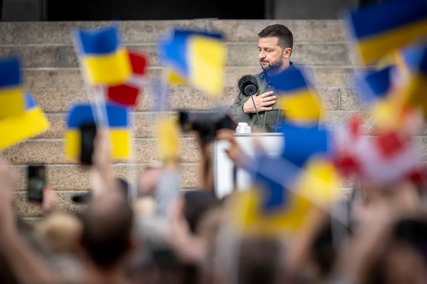 Med Ruslands modbydelige overfald på Ukraine står vi foran den ultimative krise, skriver Torsten Laksafoss Holbek. Her taler Ukraines præsident, Volodymyr Zelenskyj, i Danmark 21. august 2023.