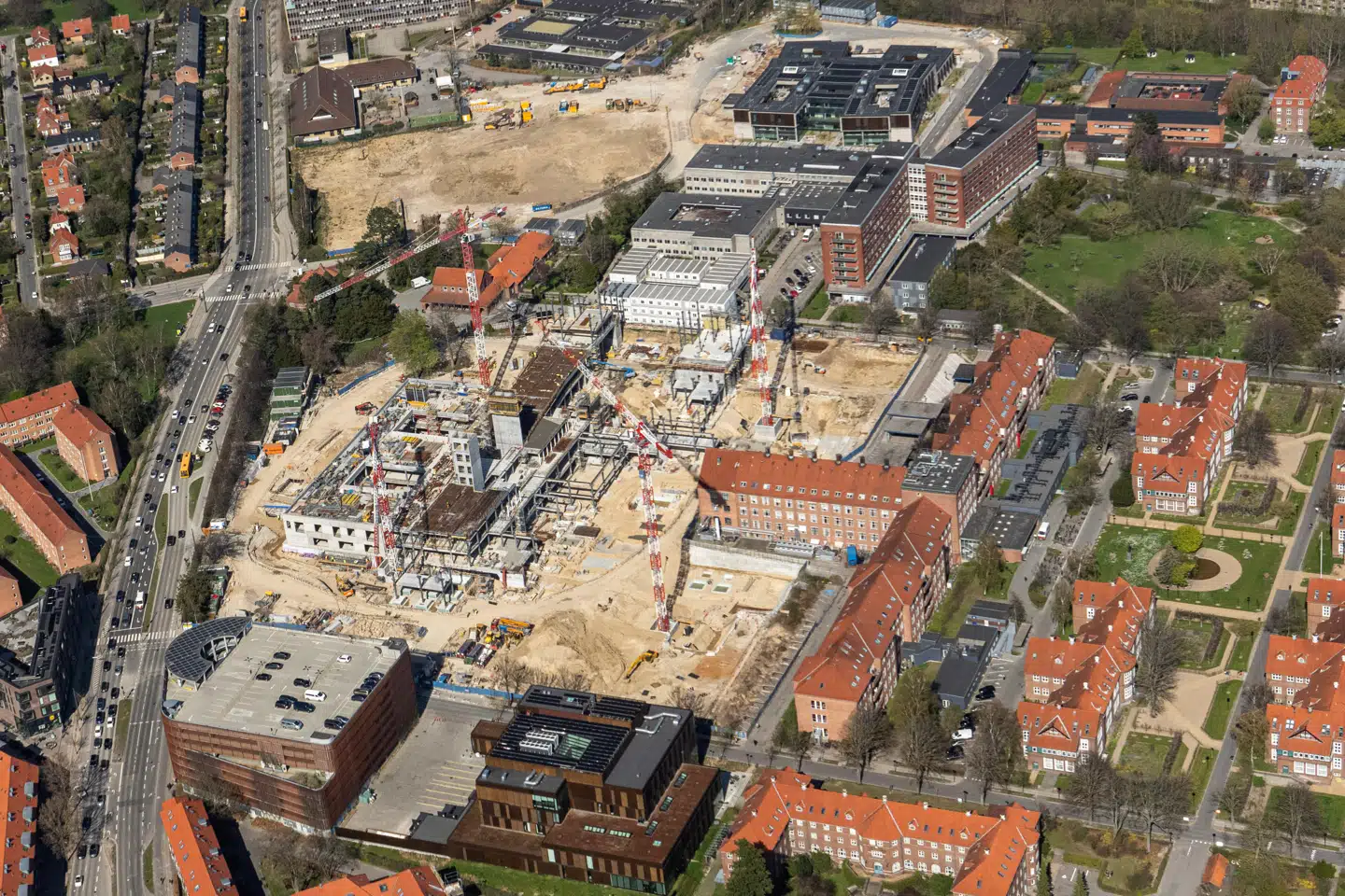 Bispebjerg Hospital skal udvides med et nyt 77.500 kvadratmeter stort akuthus med blandt andet 500 enestuer. Men byggeriet er stort set gået i stå.