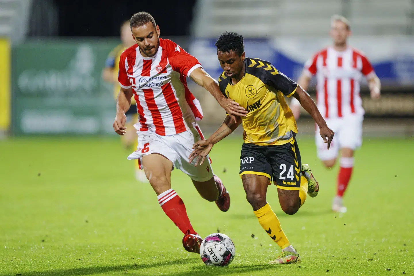 Pedro Ferreira (t.v.) har i tre og et halvt år slidt og slæbt på den defensive nordjyske midtbane. (Arkivfoto).