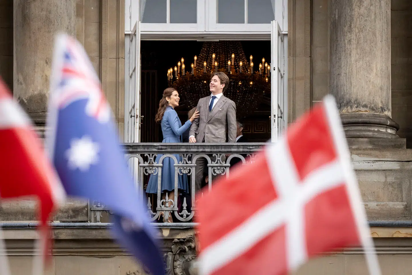 Det danske og australske flag vajede på pladsen, da prins Christian blev hyldet på Amalienborg Slotsplads.