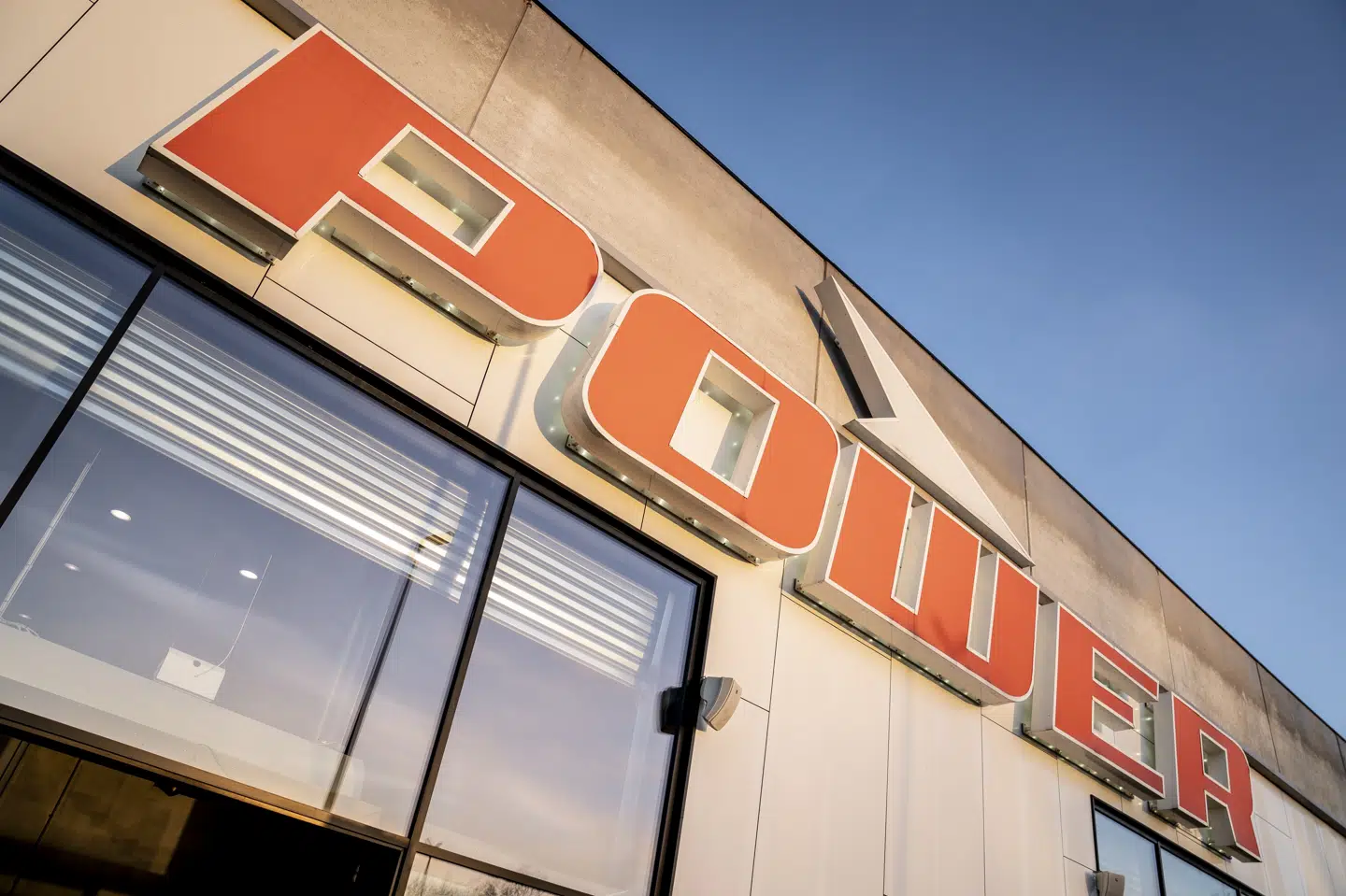 En betjent er tiltalt for at begå vold mod en ansat i en Power-forretning i Kolding. (Arkivfoto).