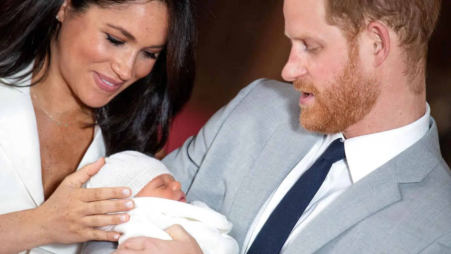 Meghan Markle og prins Harry med deres nyfødte barn.