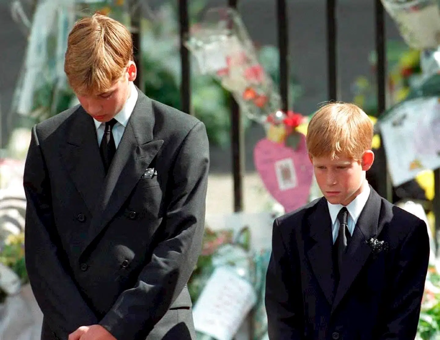 Prins William og prins Harry fotograferet ved Dianas bisættelse i september 1997.