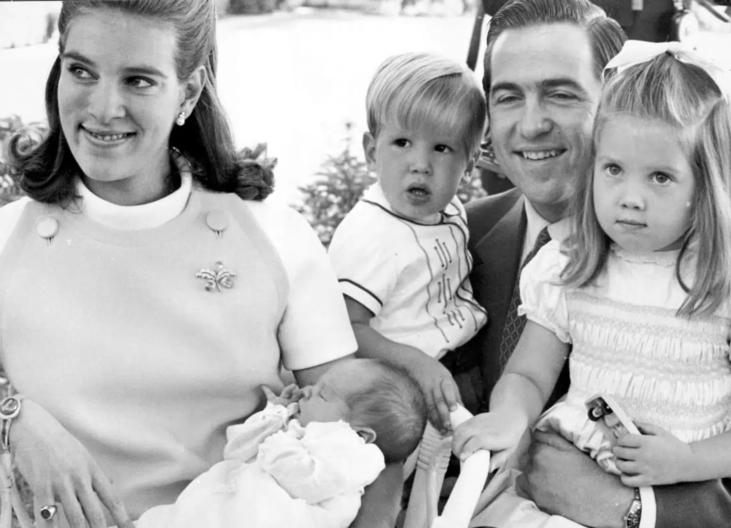 Ekskong Konstantin og eksdronning Anne-marie med prins Pavlos, prinsesse Alexia og prins Nicolaos.