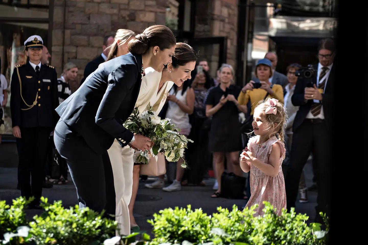 Kronprinsesse Victoria og kronprinsesse Mary var sammen ude at besøge den danske smykkebutik Lyngaard i Stockholm, hvor de fik blomster af Ella Lyngaard.