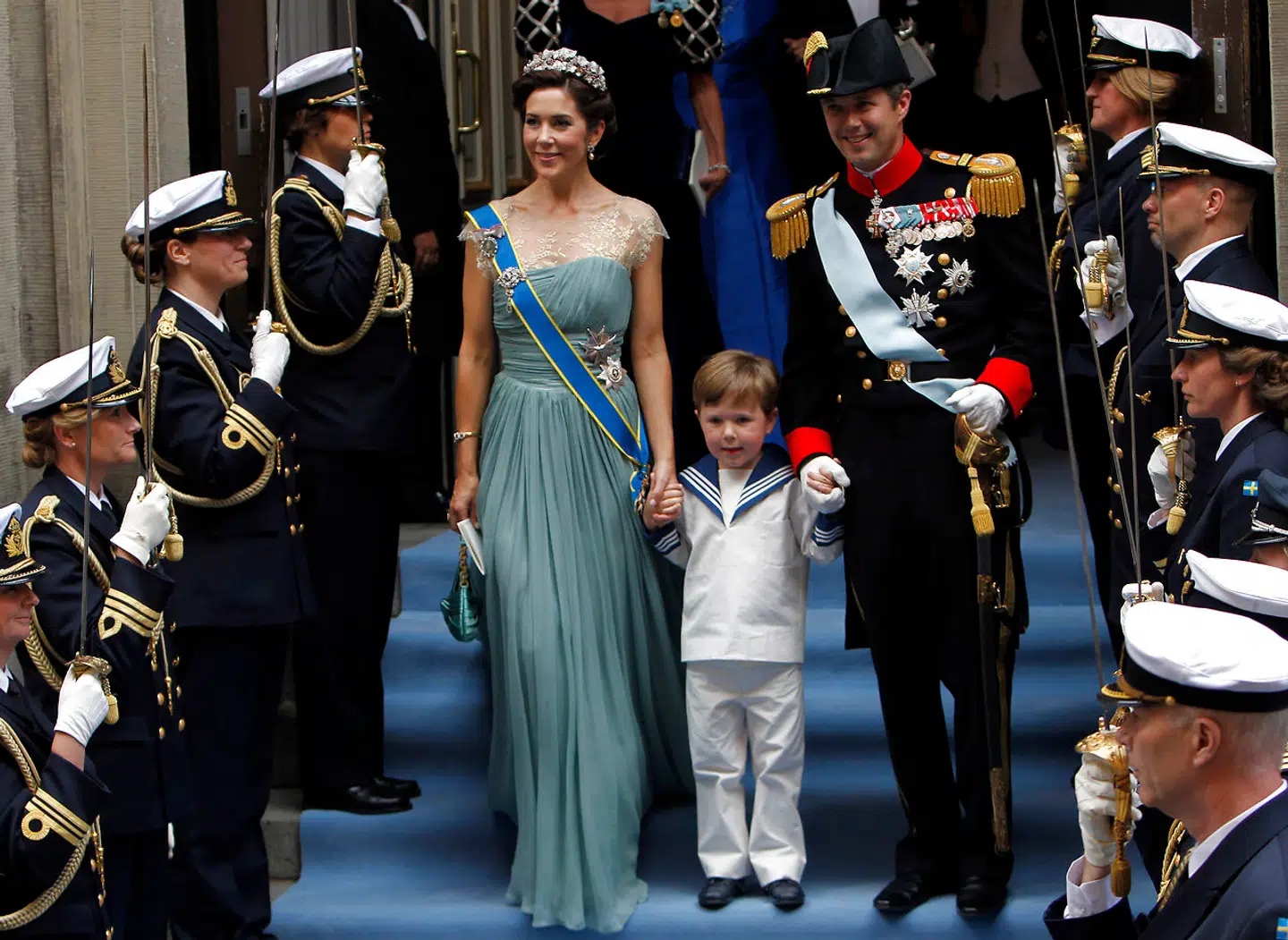 Kronprinsesse Mary og kronprins Frederik har deltaget i mange store fester hos det svenske kongehus. Her ses de med prins Christian ved kronprinsesse Victoria og prins Daniels bryllup i 2010.