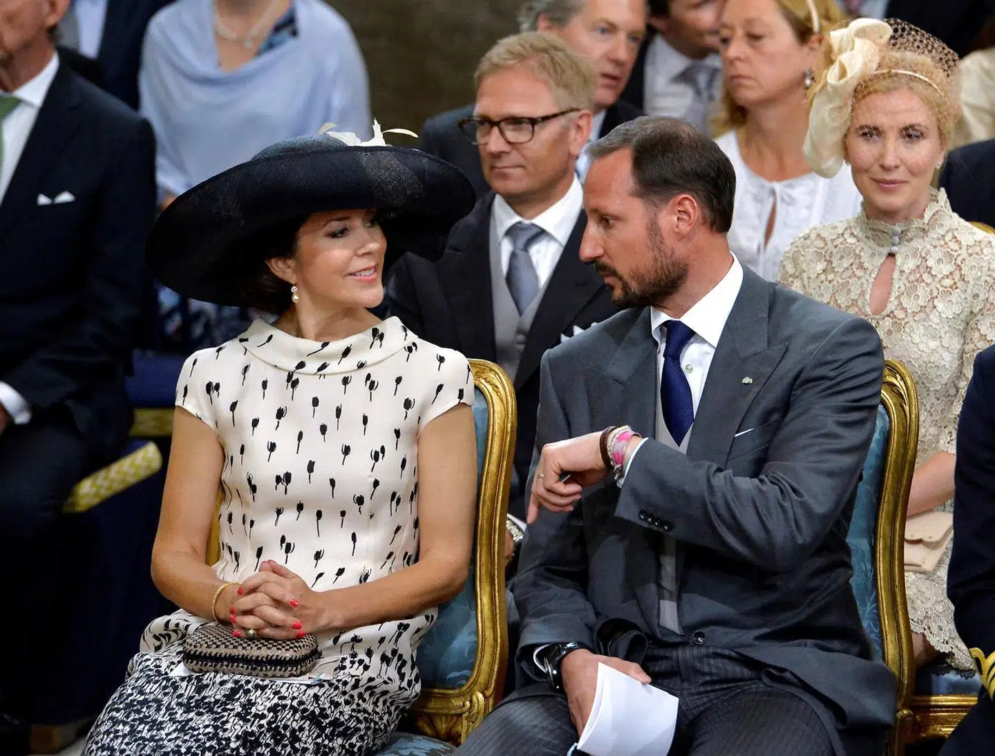 Ved prins Oscars barnedåb i 2016 måtte kronprinsesse Mary 'nøjes' med den norske kronprins som følgesvend, da kronprins Frederik var placeret andetsteds i kirken, da han var fadder ved dåben. Både kronprinsesse Mary og kronprins Haakon havde derimod været faddere ved prins Oscars storesøster dåb nogle år forinden.