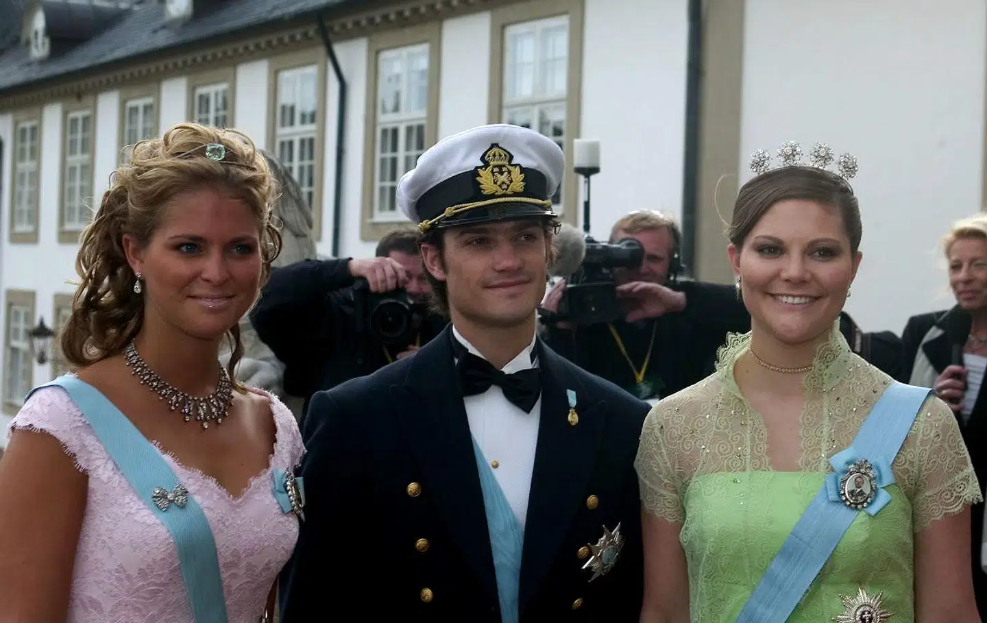 Både prinsesse Madeleine, prins Carl Philip og kronprinsesse Victoria var alle med ved kronprins Frederiks bryllup i 2004. Dengang var ingen af dem gift, hvorfor de ikke havde deres partnere med.