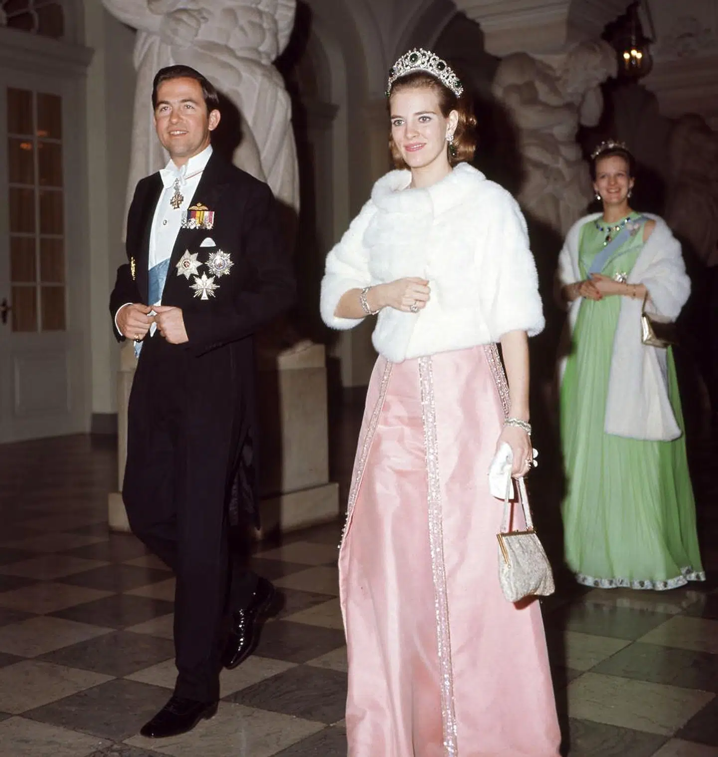 En ung kong Konstantin og dronning Anne-Marie til galla i anledning af kong Frederiks 70 års fødselsdag i 1969.