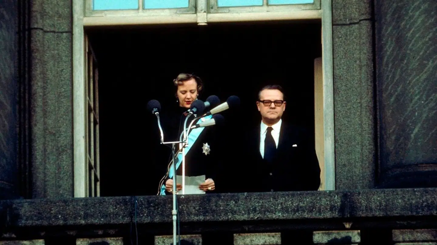 Tronfølgeren Prinsesse Margrethe II udråbes til dronning. Her på balkonen med statsminister Jens Otto Krag, 14, januar 1972.