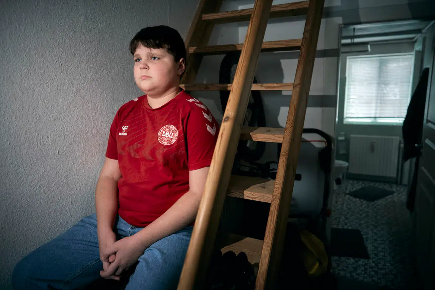 Julius er ikke meget for at tale om det meget lange sygdomsforløb, han har været igennem. Når familien bladrer i fotobøgerne, har Julius også svært ved at se med, når der kommer billeder, fra da han lå i respirator.