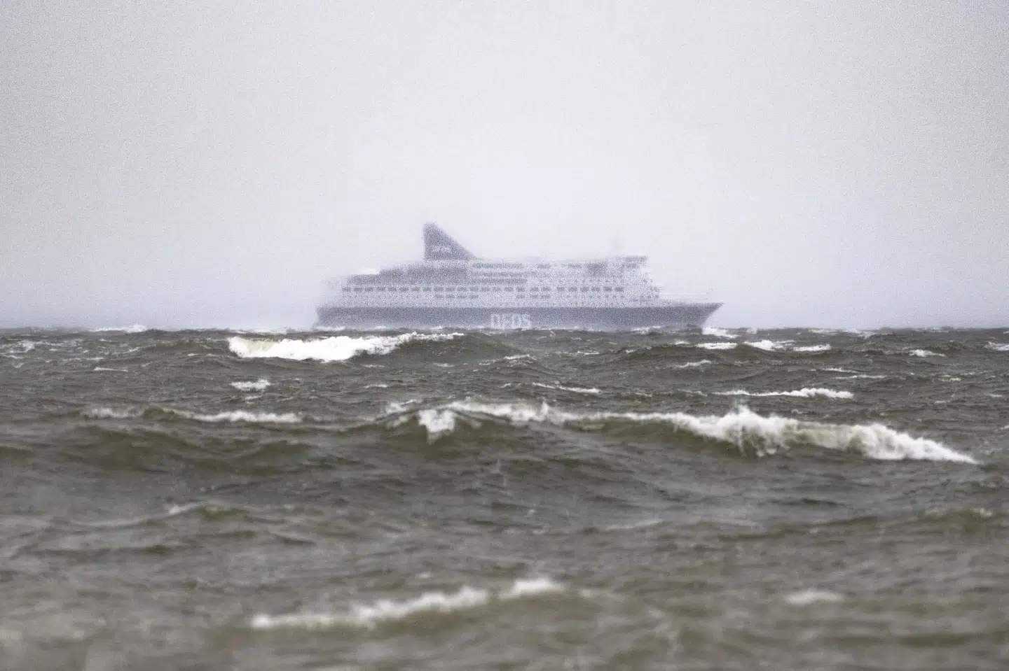 Her ses Olso-færgen ligge i Øresund ud for Taarbæk onsdag, fordi dårligt vejr forhindrede fartøjet i at lægge til i København. Tidligt torsdag morgen er færgen kommet i land, og det samme er de 900 passagerer om bord.