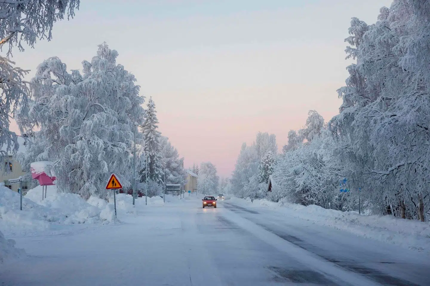 Trods den hårde frost i Sverige strømmer bilister til tankstationerne for at fylde op til lavere priser, og de kommer også fra nabolandene.