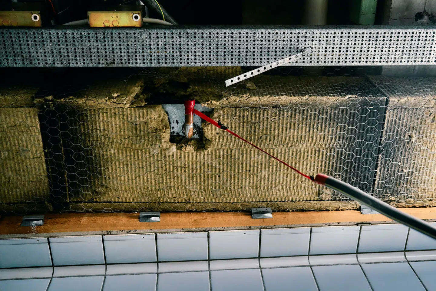 Rigshospitalet og Region Hovedstaden inviterede i oktober Berlingske til at se, hvordan de renoverer hospitalet. I den forbindelse var der åbent op til en ventilationsskakt. Der er fundet skimmelsvamp i ventilationen på Rigshospitalet flere gange. Det er uvist, hvad det sorte på billedet her er.