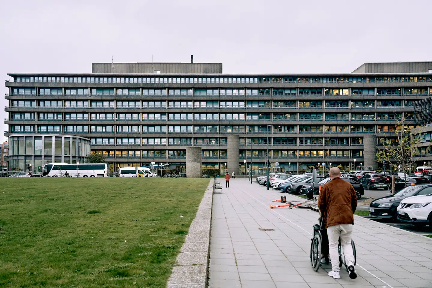 Det er især i den bygning, der hedder Sydkomplekset, der er hårdt ramt af, at der igen og igen kommer vækst af skimmelsvampe. Her er blandt andet flere kræftpatienter, børn med lungesygdomme, transplanterede børn og for tidligt fødte børn indlagt.
