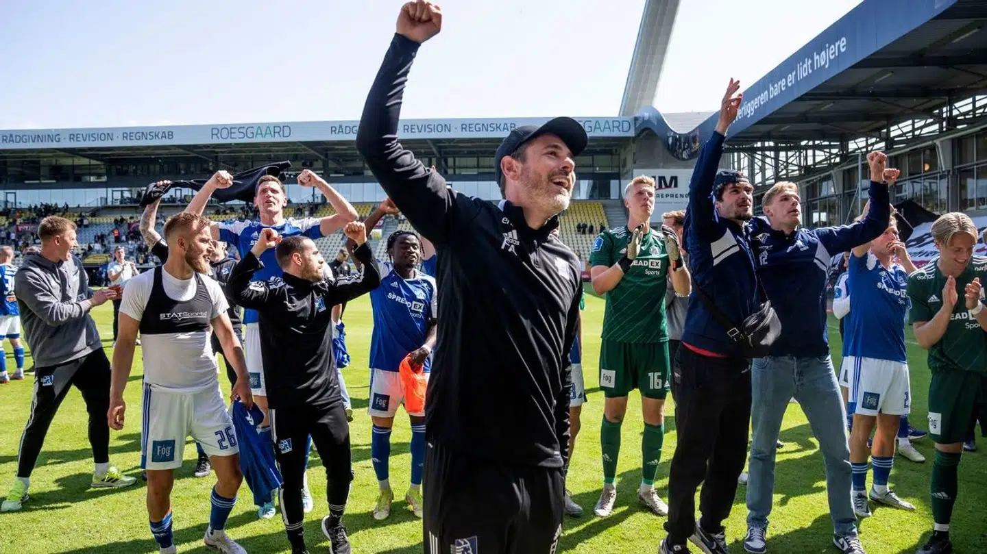 Lyngbys cheftræner Freyr Alexandersson fejrer overlevelse i Superligaen efter kampen mod Horsens i juni.