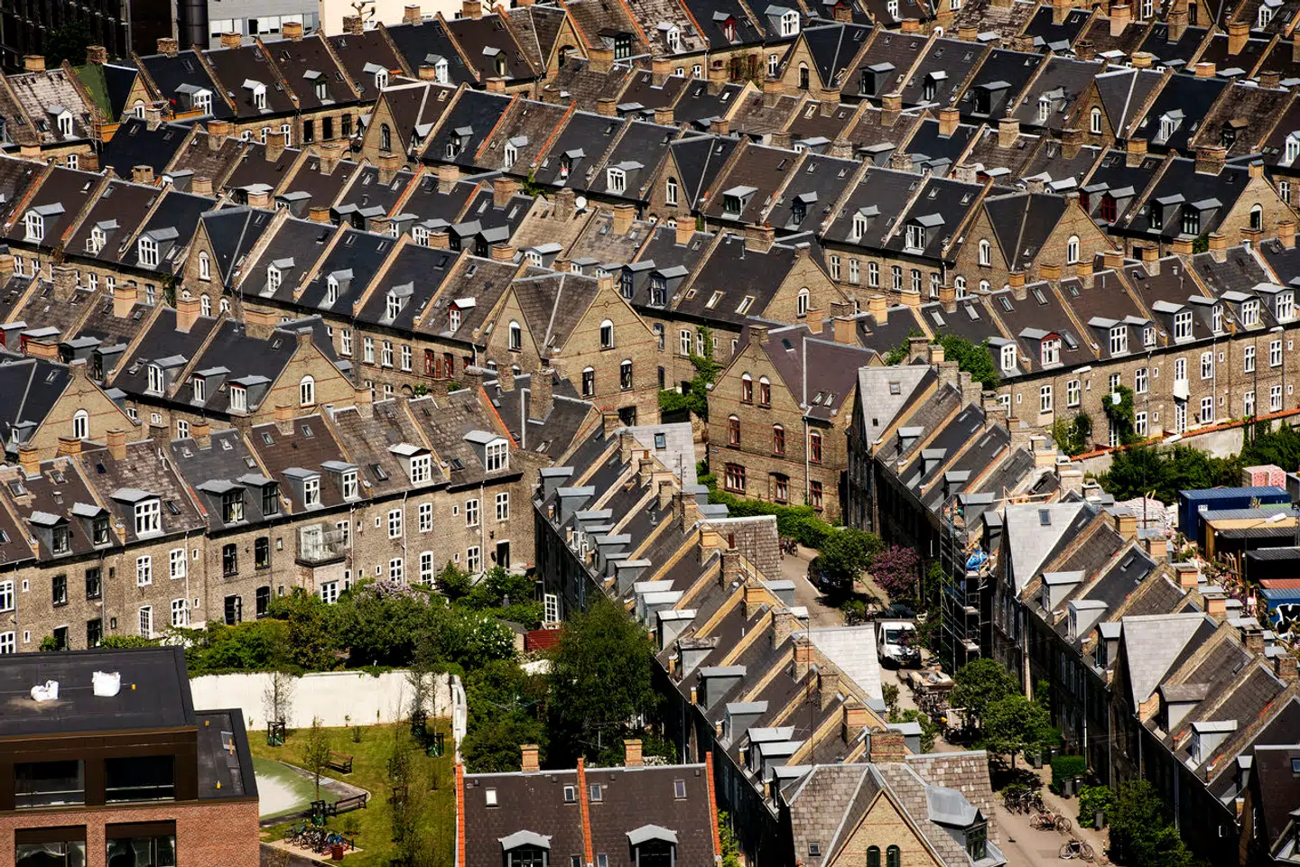 Nu er de nye boligskatter efter et meget langt tilløb trådt i kraft. Og de har både positive og negative effekter for danskere på boligmarkedet.
